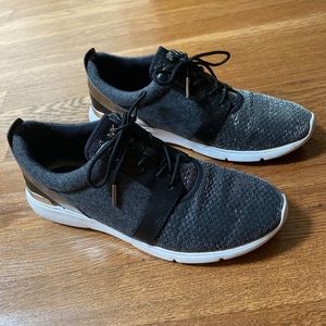 Women’s Michael kores sneakers only worn twice!